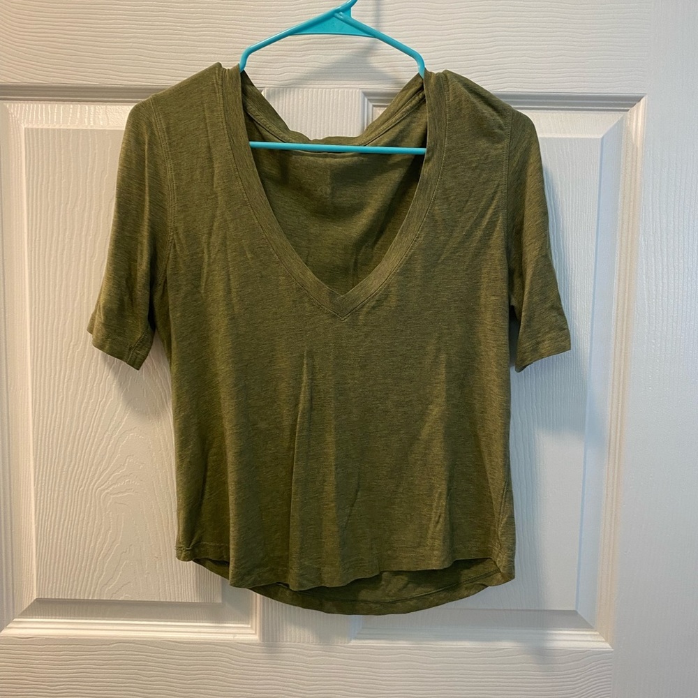 Cropped Lululemon v-neck tee